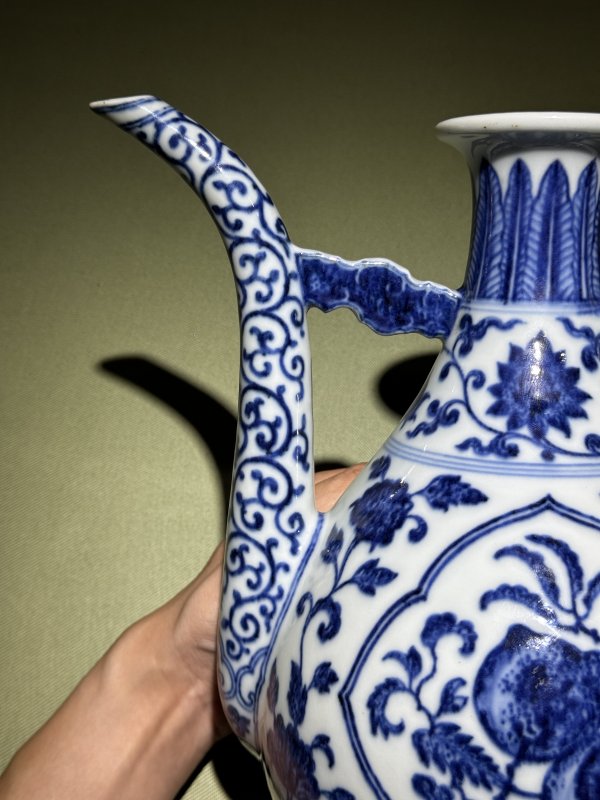 清乾隆 青花缠枝枇杷寿桃纹执壶 - 图18