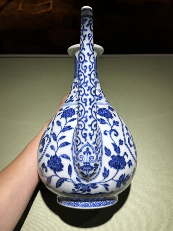 清乾隆 青花缠枝枇杷寿桃纹执壶 - 图14