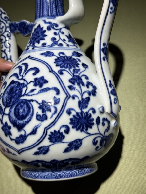 清乾隆 青花缠枝枇杷寿桃纹执壶 - 图20