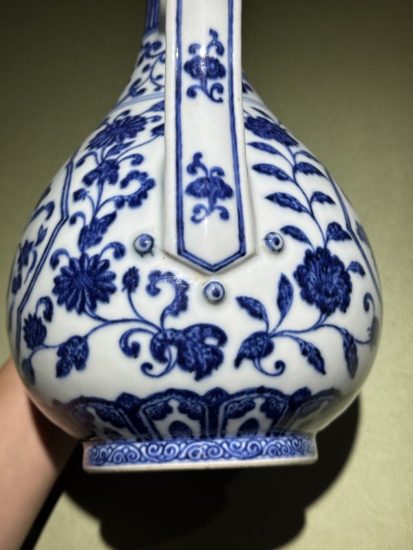 清乾隆 青花缠枝枇杷寿桃纹执壶 - 图21