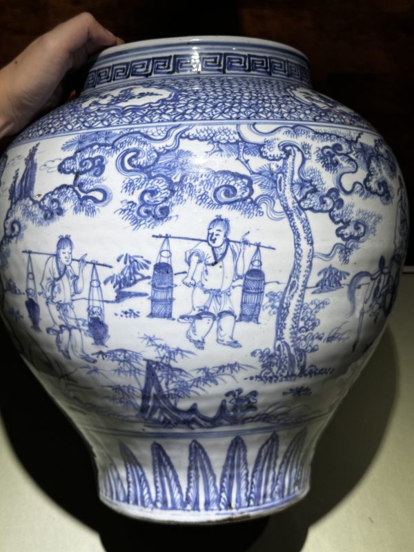 明景泰 青花携琴访友图大罐 - 图11