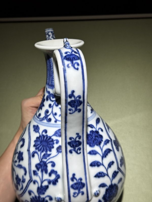 清乾隆 青花缠枝枇杷寿桃纹执壶 - 图23