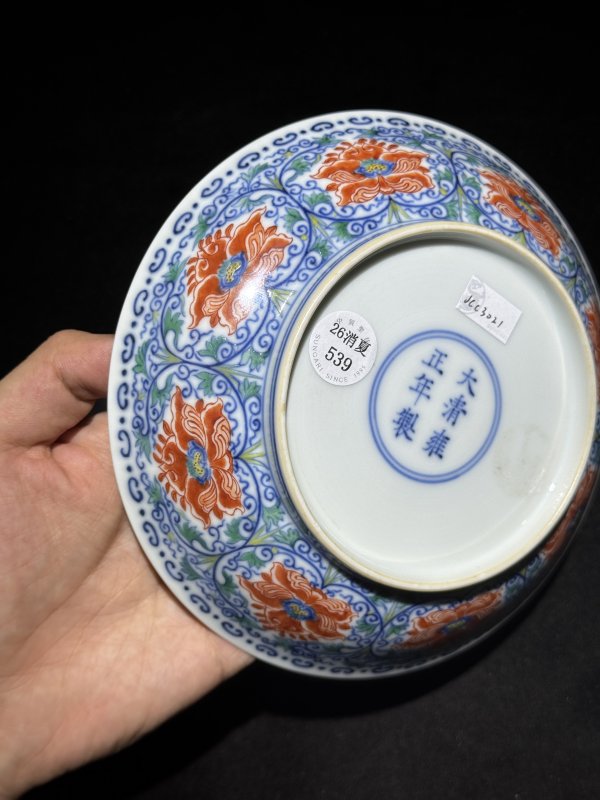 清雍正 青花五彩矾红宝相花纹盘 - 图15