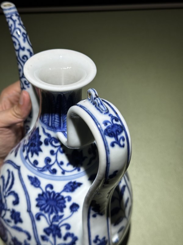 清乾隆 青花缠枝枇杷寿桃纹执壶 - 图24