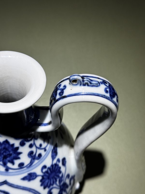 清乾隆 青花缠枝枇杷寿桃纹执壶 - 图25