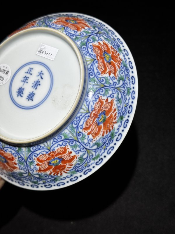 清雍正 青花五彩矾红宝相花纹盘 - 图17