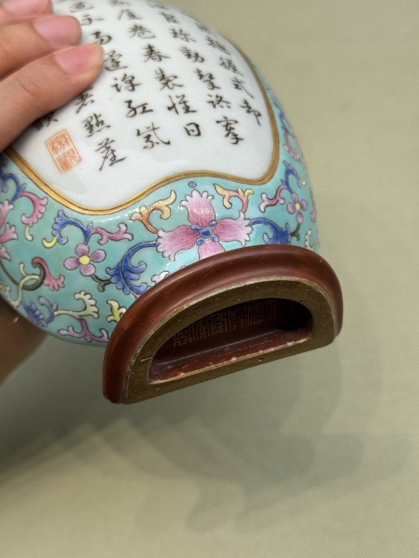 清乾隆 松石绿地粉彩莲纹开光御题诗文壁瓶 - 图19