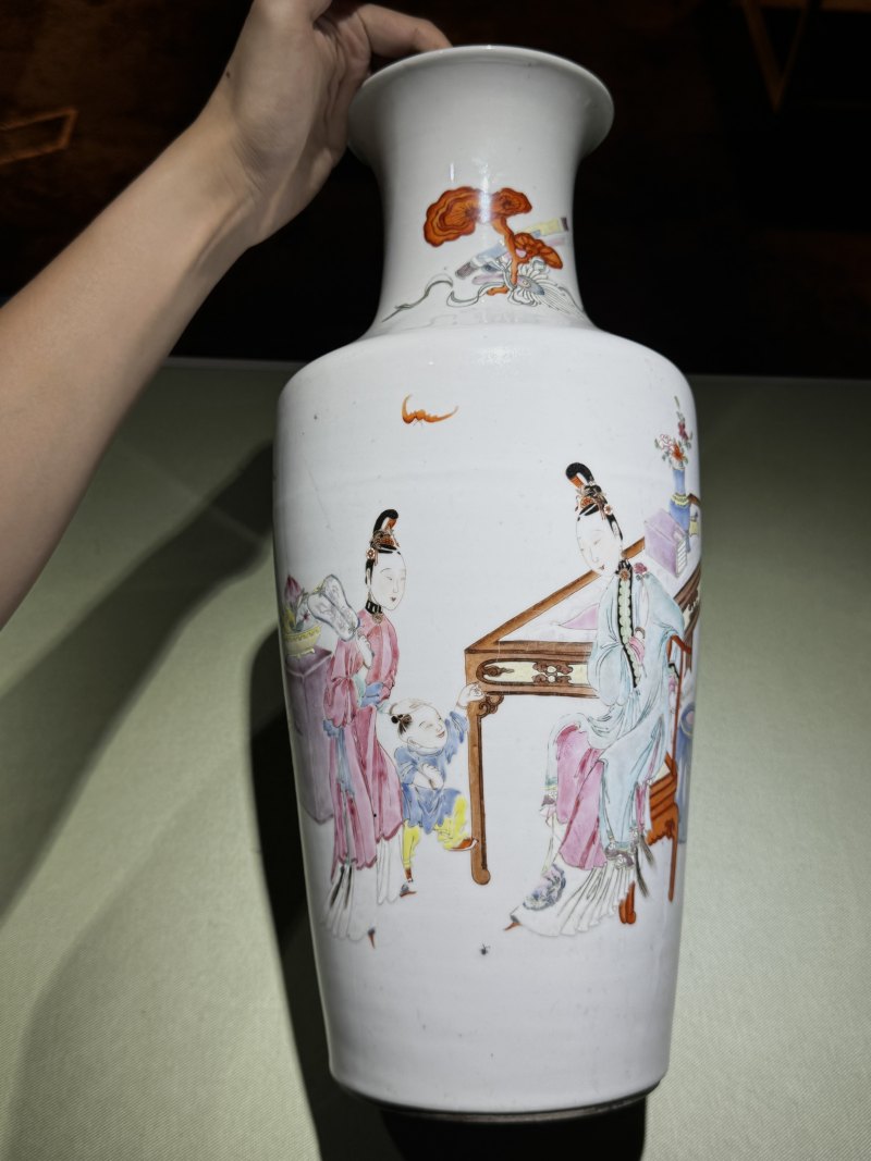 清雍正 粉彩仕女婴戏图软棒槌瓶 - 图2