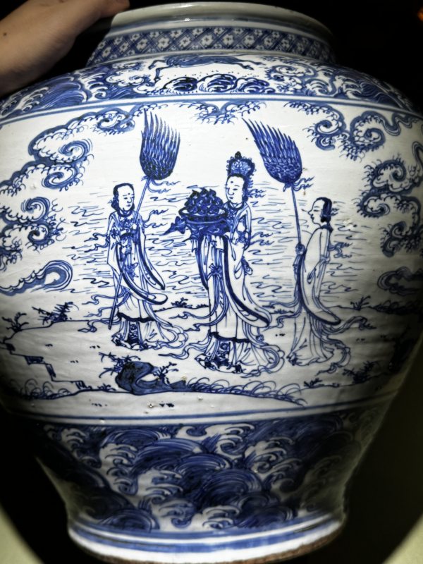 明正统 青花“西王母祝寿”、“三清对弈”、“八仙过海”图大罐 - 图11