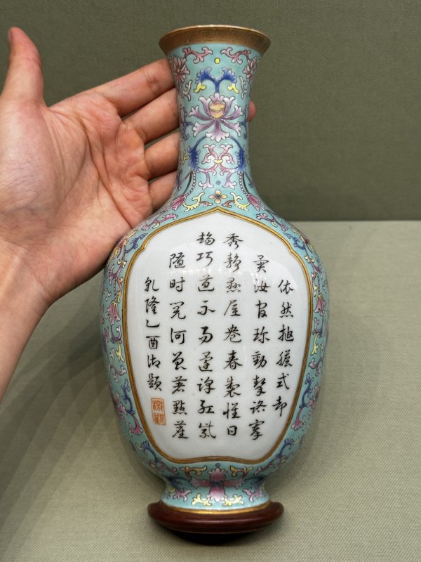 清乾隆 松石绿地粉彩莲纹开光御题诗文壁瓶 - 图2