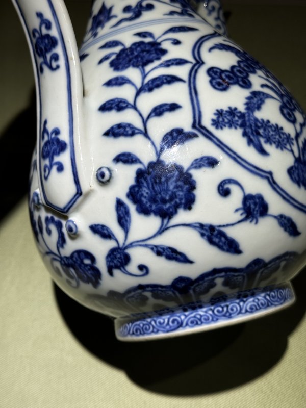 清乾隆 青花缠枝枇杷寿桃纹执壶 - 图30
