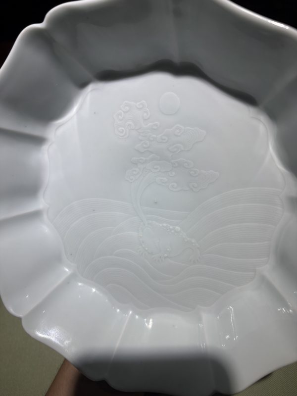 清雍正 粉青釉暗刻金蟾献瑞图十棱洗 - 图3