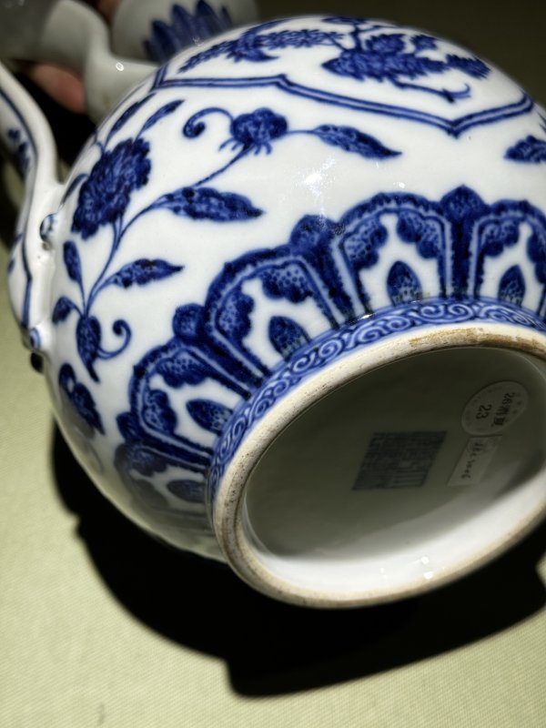 清乾隆 青花缠枝枇杷寿桃纹执壶 - 图31