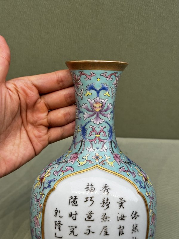 清乾隆 松石绿地粉彩莲纹开光御题诗文壁瓶 - 图5