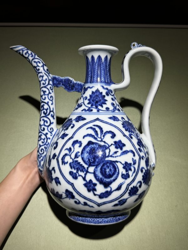 清乾隆 青花缠枝枇杷寿桃纹执壶 - 图15