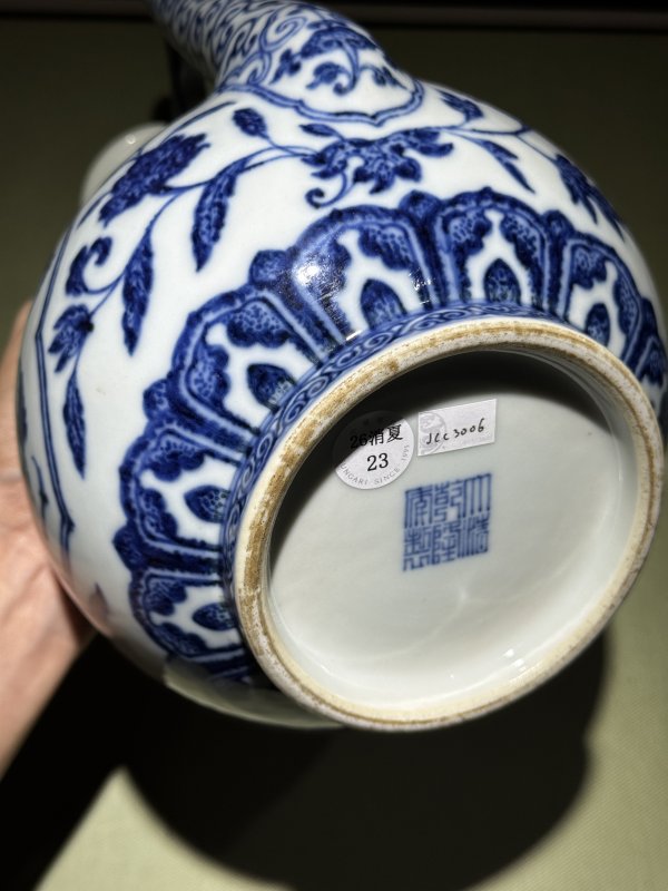 清乾隆 青花缠枝枇杷寿桃纹执壶 - 图32