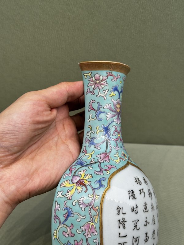 清乾隆 松石绿地粉彩莲纹开光御题诗文壁瓶 - 图6