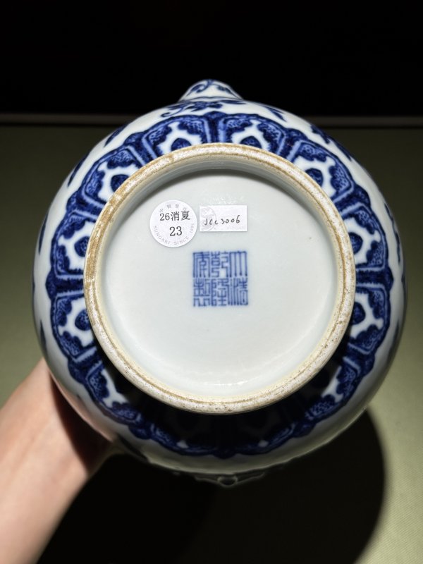 清乾隆 青花缠枝枇杷寿桃纹执壶 - 图33