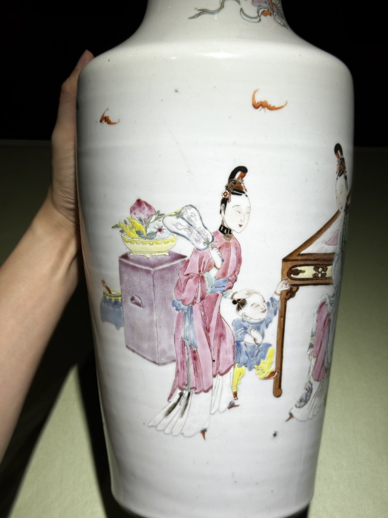 清雍正 粉彩仕女婴戏图软棒槌瓶 - 图8
