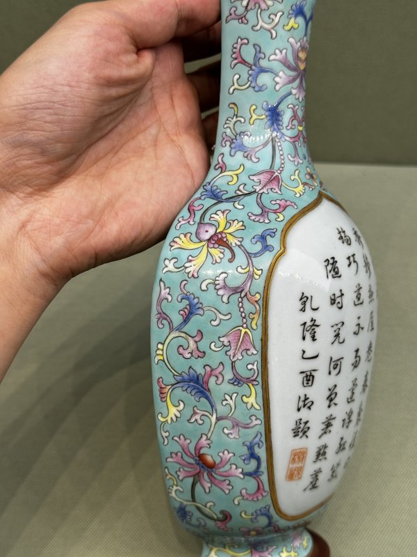 清乾隆 松石绿地粉彩莲纹开光御题诗文壁瓶 - 图7