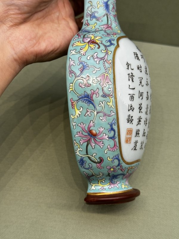 清乾隆 松石绿地粉彩莲纹开光御题诗文壁瓶 - 图8