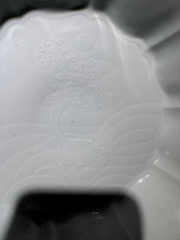 清雍正 粉青釉暗刻金蟾献瑞图十棱洗 - 图7