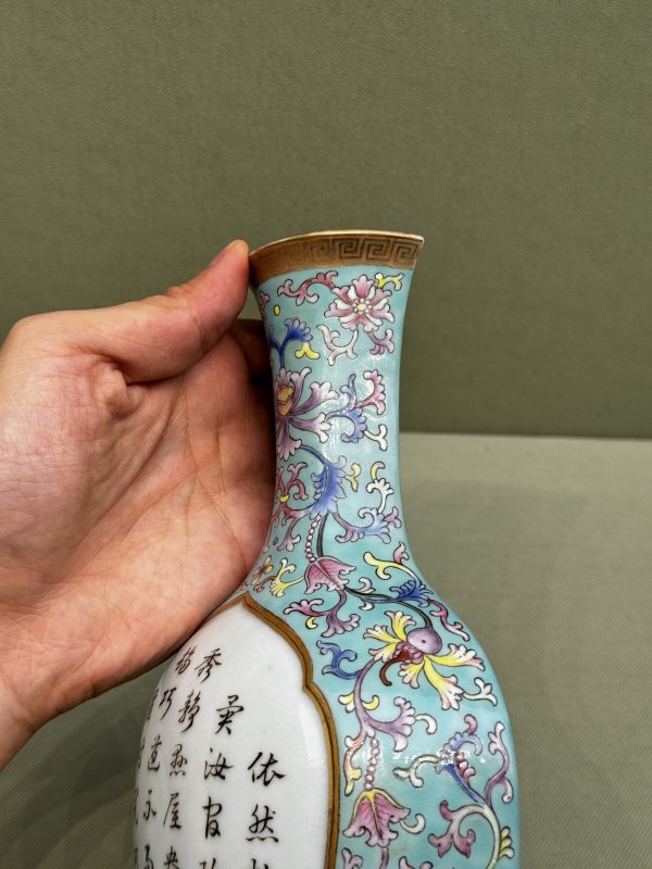 清乾隆 松石绿地粉彩莲纹开光御题诗文壁瓶 - 图9