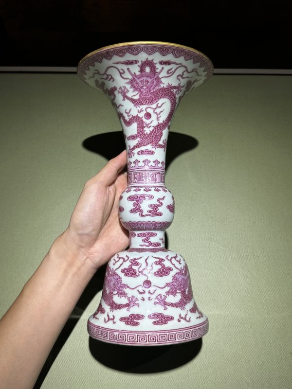 清乾隆 胭脂红彩描金云龙纹花觚 - 图2