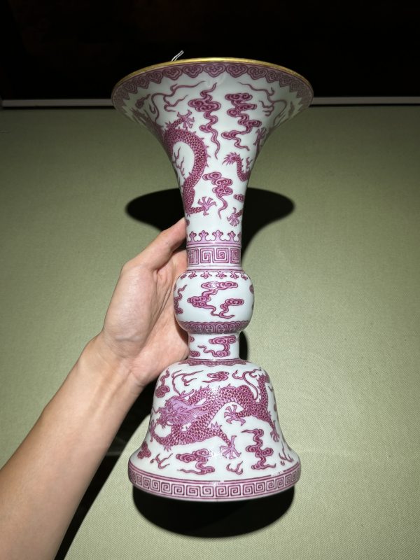 清乾隆 胭脂红彩描金云龙纹花觚 - 图3