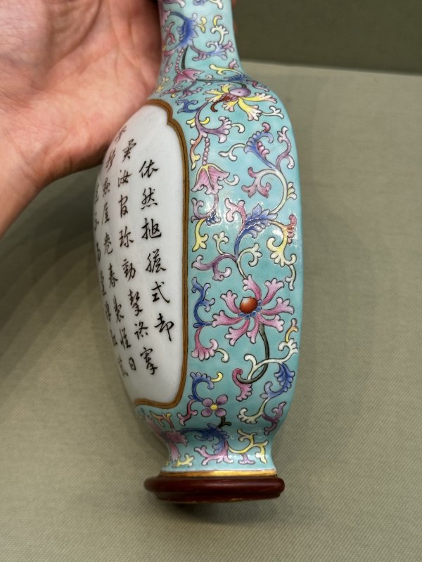 清乾隆 松石绿地粉彩莲纹开光御题诗文壁瓶 - 图11