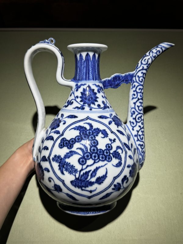 清乾隆 青花缠枝枇杷寿桃纹执壶 - 图11