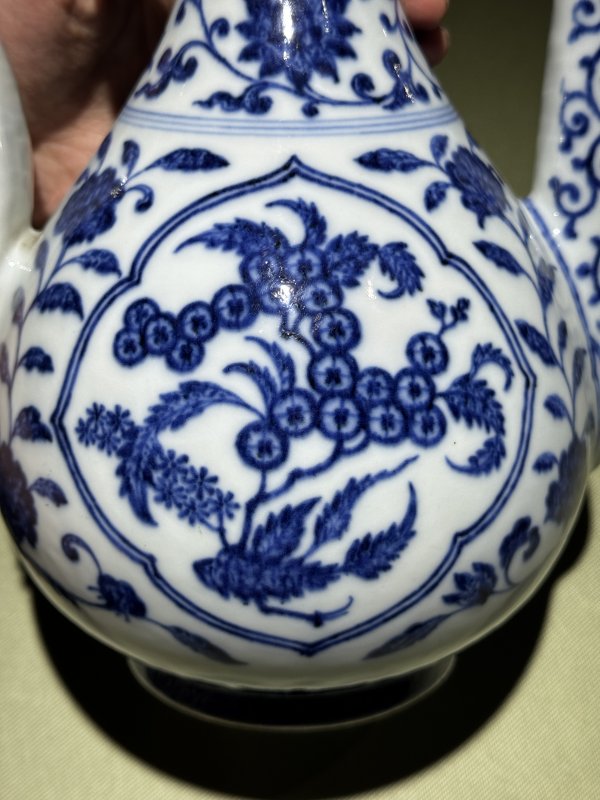 清乾隆 青花缠枝枇杷寿桃纹执壶 - 图12