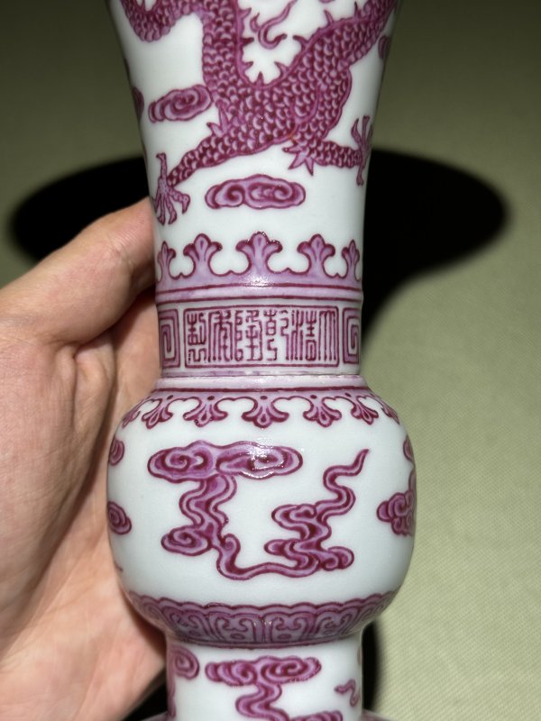 清乾隆 胭脂红彩描金云龙纹花觚 - 图8
