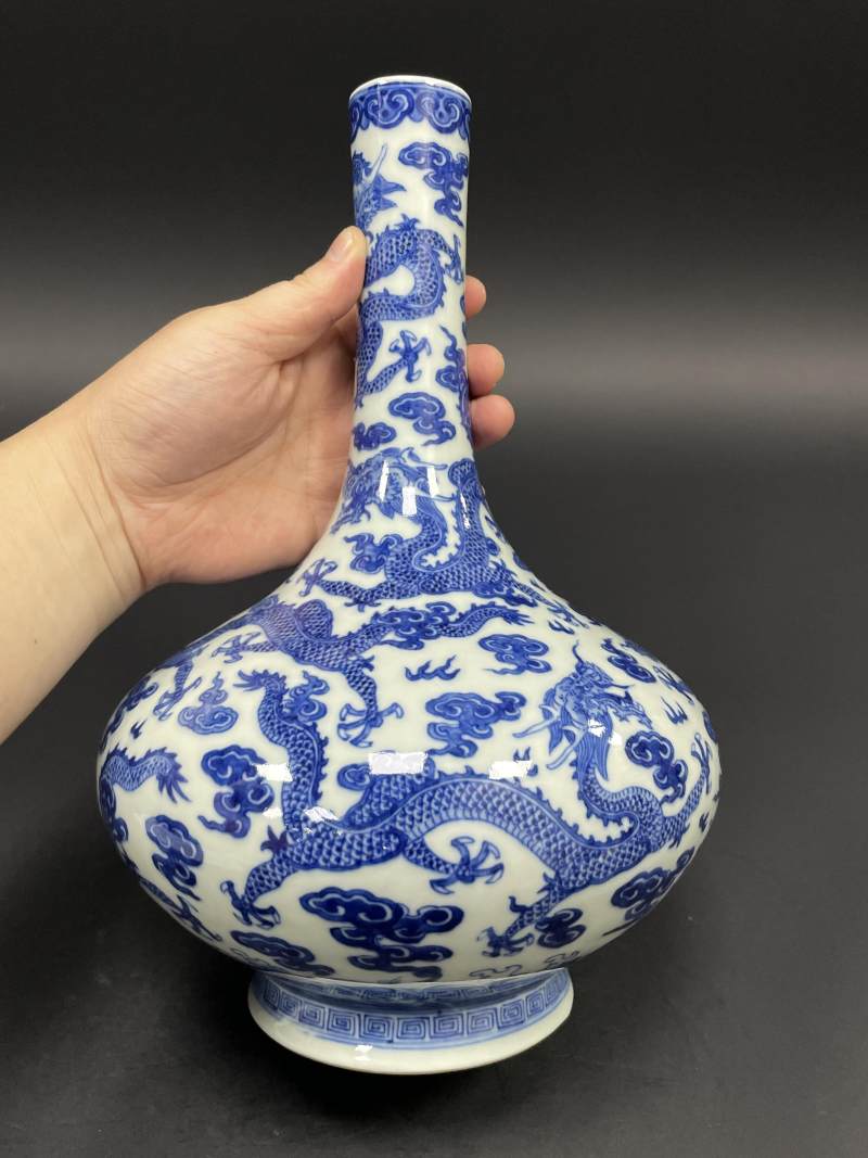 清道光 青花九龙图荸荠瓶 - 图2
