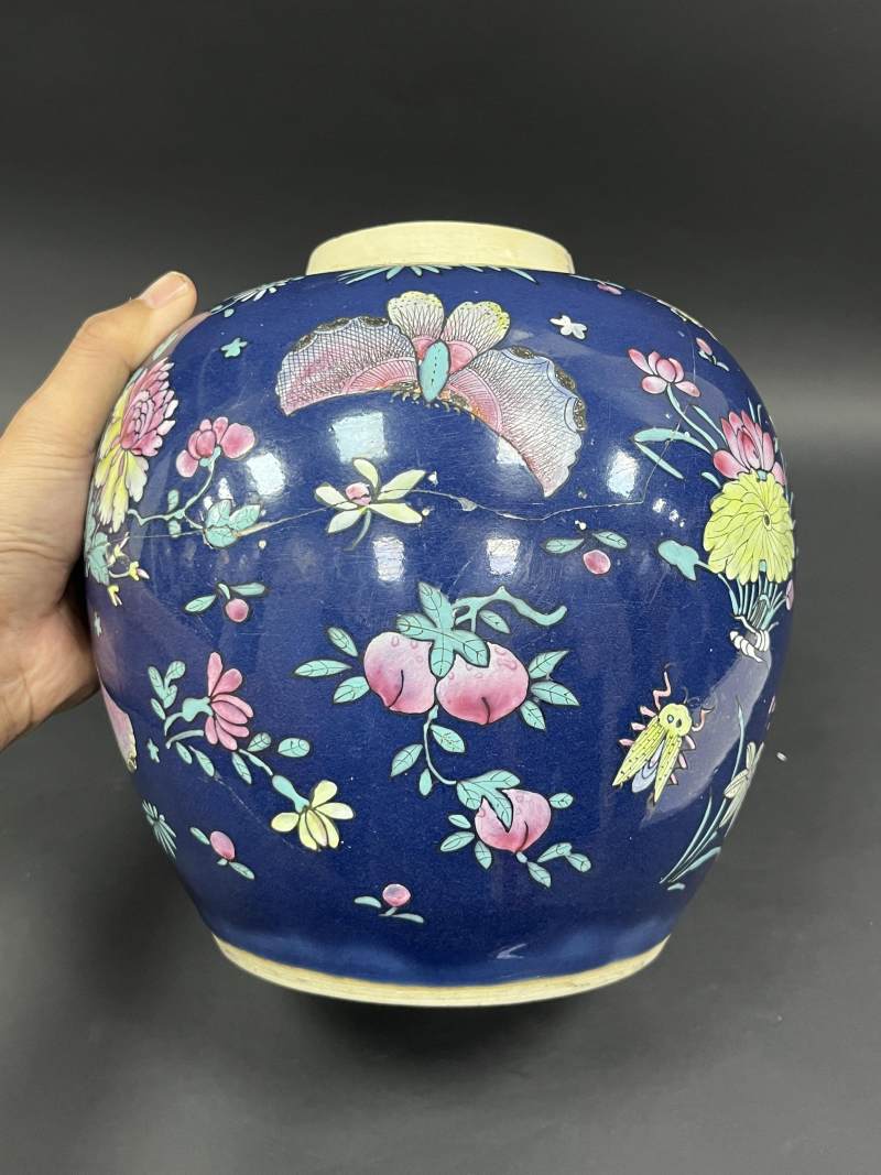 清中期 蓝釉粉彩花蝶纹罐一对 - 图3