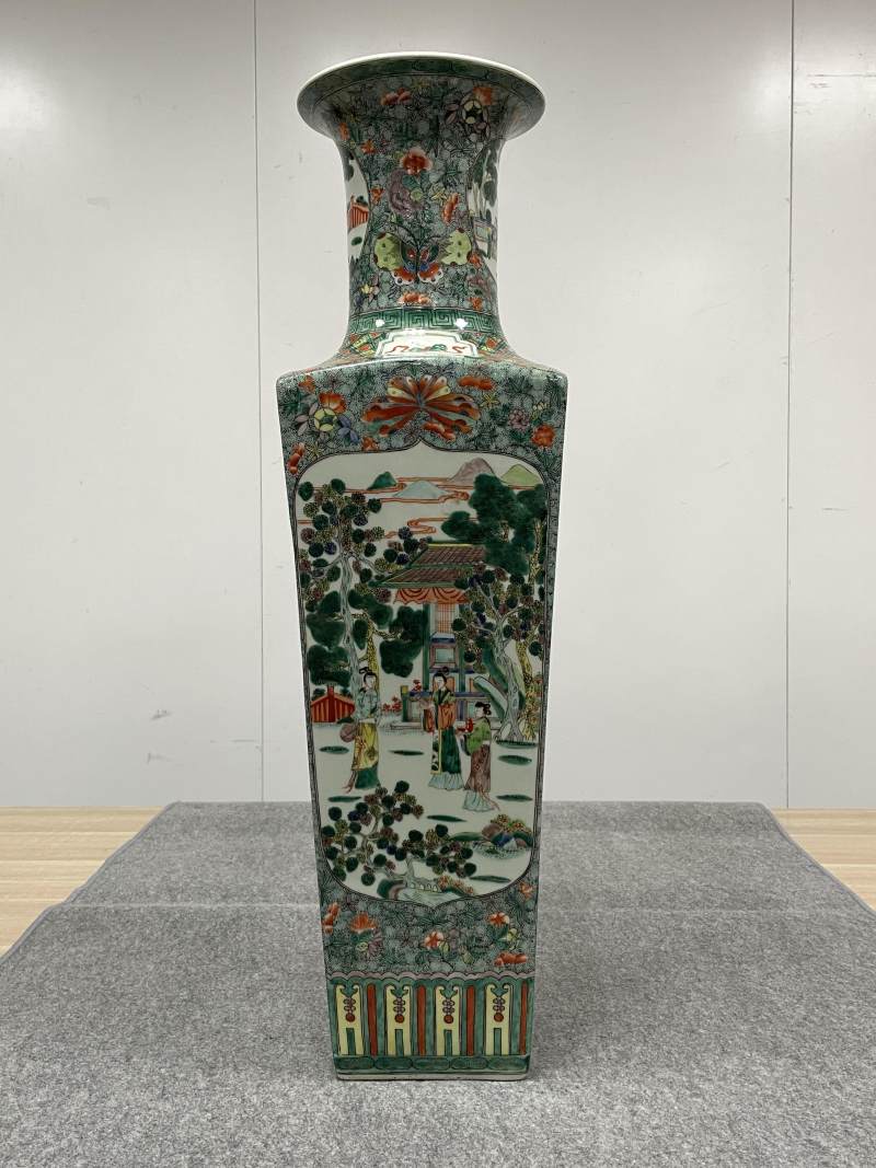 清晚期 五彩花蝶开光仕女图天圆地方大瓶一对 - 图2