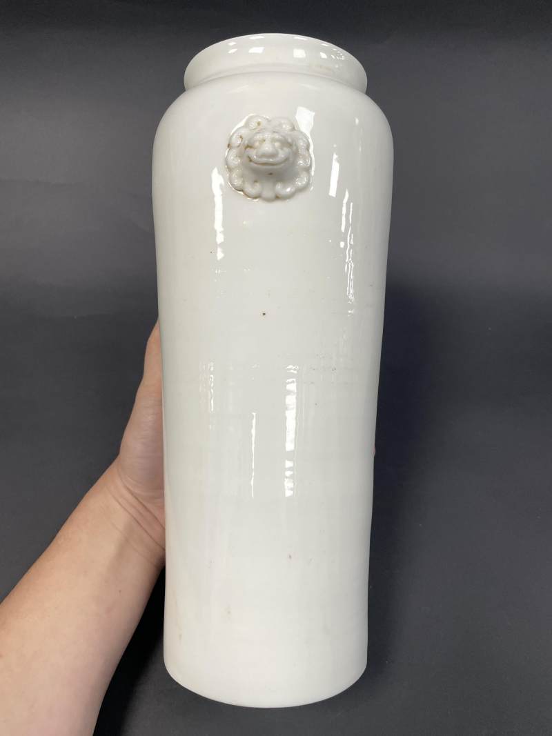 清 德化白釉狮耳筒瓶 - 图5