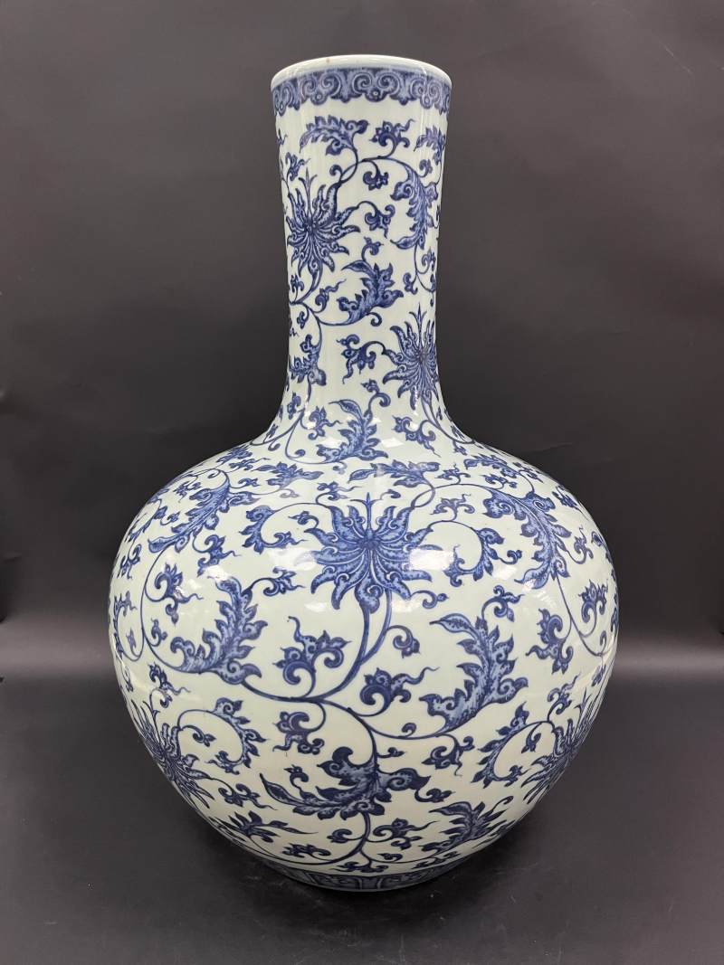 清中期 青花缠枝花卉纹天球瓶 - 图2