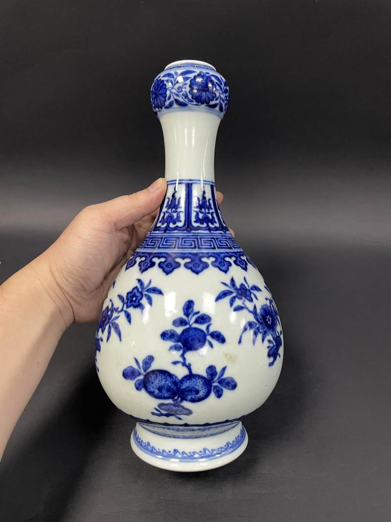 清中期 青花折枝花果纹蒜头瓶 - 图2