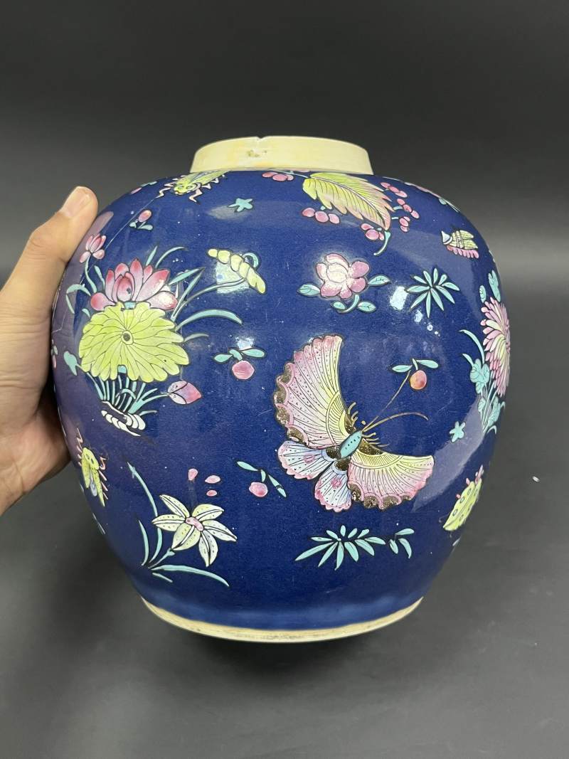 清中期 蓝釉粉彩花蝶纹罐一对 - 图4