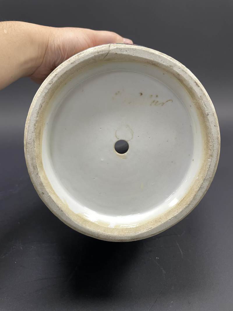 清晚期 广彩花蝶开光仕女图螭龙狮耳瓶一对 - 图31