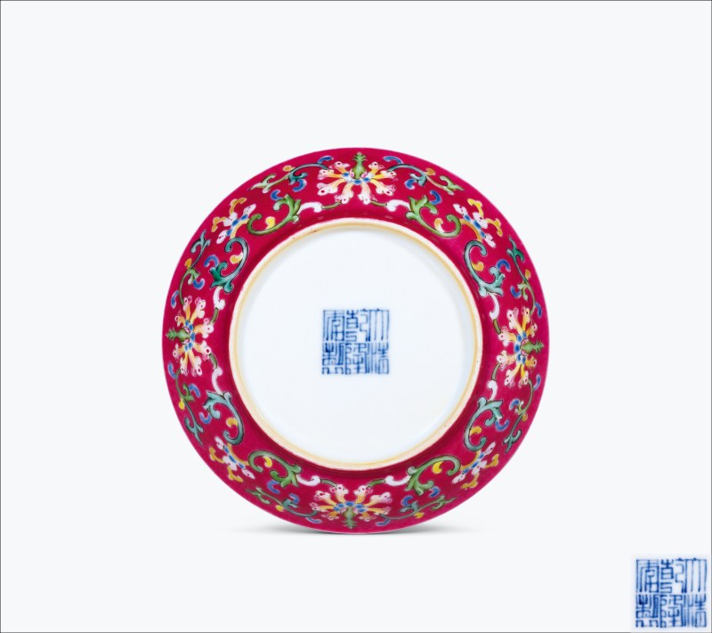 清乾隆 内矾红五蝠捧寿图外胭脂红地洋彩缠枝花卉纹小盘 - 图1