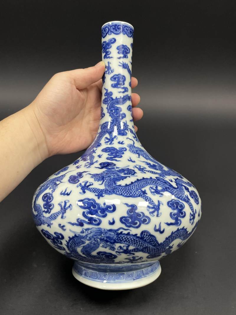 清道光 青花九龙图荸荠瓶 - 图3