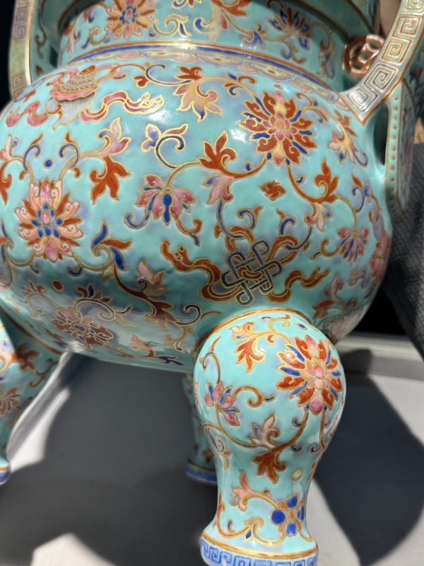 清道光 松石绿地洋彩描金莲托八宝纹朝冠耳炉（或为孤例） - 图23