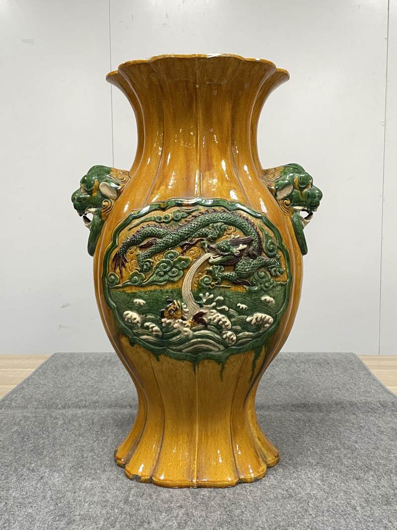 清 珐华鱼化龙纹海棠形狮耳大尊 - 图19