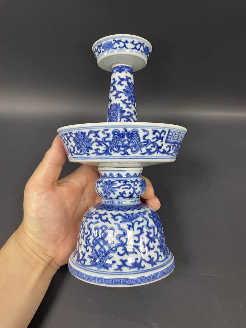 清道光 青花缠枝莲托八宝纹烛台 - 图3