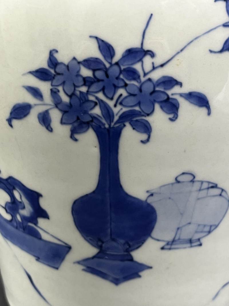 明崇祯 青花开光博古清供图蒜头瓶 - 图15