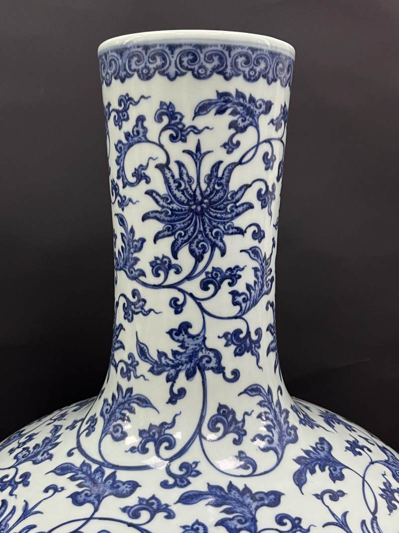 清中期 青花缠枝花卉纹天球瓶 - 图8