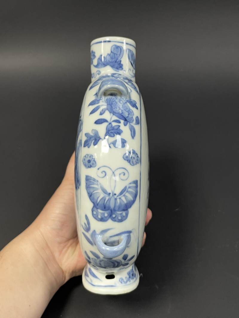 清嘉庆 青花瓜瓞绵绵开光山水人物诗文穿带扁瓶 - 图6