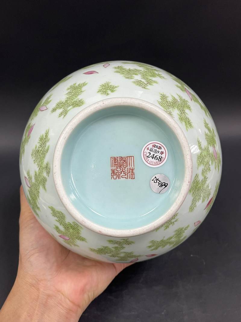 清道光 粉彩落花流水游鱼图瓶 - 图6